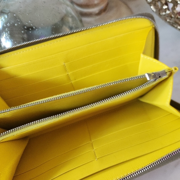 Celine Wallet in EUC...look at that crispy yellow interior! Gorgeous! $1,200 new - Picture 3 of 16